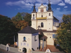 Bryła Kościoła Matki Bożej Łaskawej Różańcowe, zdjęcie wykonane wczesną jesenią.