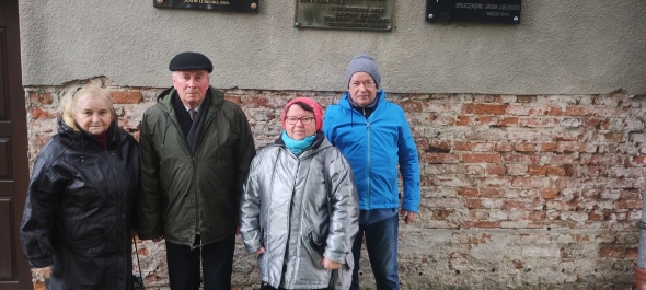 Członkowie KT PTTK „Ziemia Janowska” przy dawnym Więzieniu – miejscu egzekucji dwóch Powstańców.