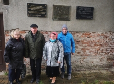 Członkowie KT PTTK „Ziemia Janowska” przy dawnym Więzieniu – miejscu egzekucji dwóch Powstańców